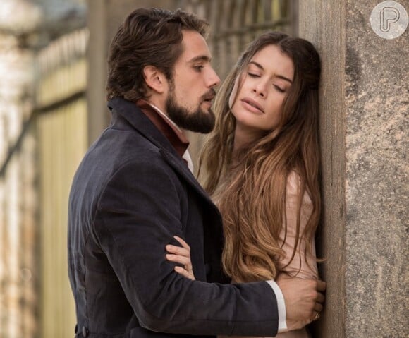 Felipe (Rafael Cardoso) está sendo rejeitado por Lívia (Alinne Moraes), que mentiu para ele sobre estar noiva de Pedro (Emílio Dantas), na novela 'Além do Tempo'