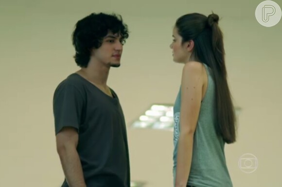 Mas Guilherme (Gabriel Leone) vai se arrepender e tentar reatar com Angel (Camila Queiroz)
