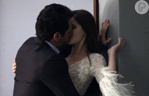 Camila Queiroz está no ar na pele da ninfeta Angel na novela 'Verdades Secretas', que vive uma relação conturbada com Alex (Rodrigo Lombardi)