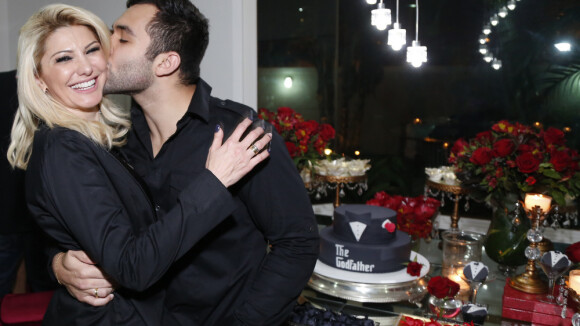 Antonia Fontenelle ganha beijo de Jonathan Costa no aniversário do futuro marido