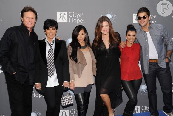 Caitlyn Jenner com a família: Kris, sua ex-mulher, Kim, a enteada, e os filhos Khloe, Kourtney e Robert