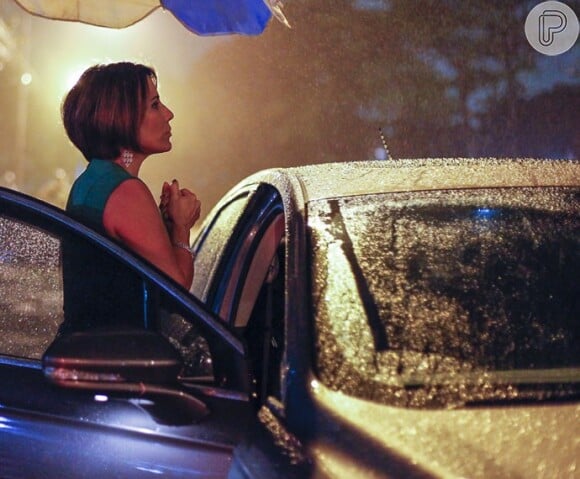 Gloria Pires enfrentou chuva para gravar cenas da reta final da novela 'Babilônia'