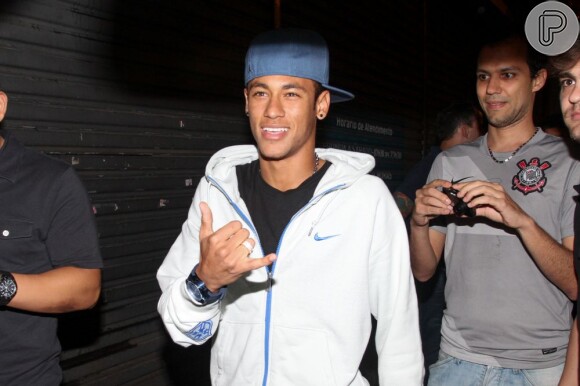 Neymar circula de aliança na mão direita