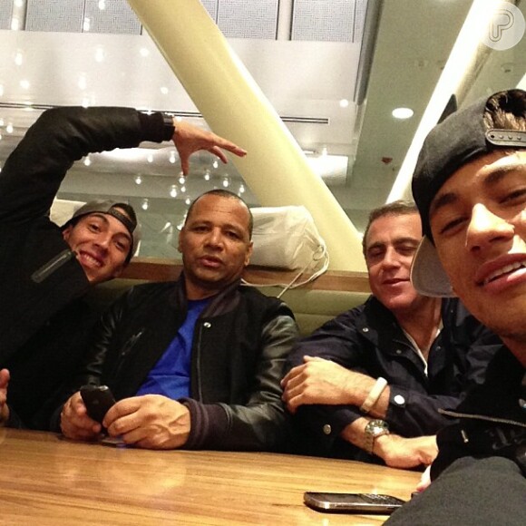 Neymar, o pai e uns amigos saem para comer pizza nos Estados Unidos