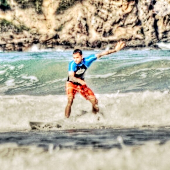 O jogador Daniel Alves, namorado de Thaíssa Carvalho, surfa na praia de Geribá, em Búzios, litoral do Rio de Janeiro