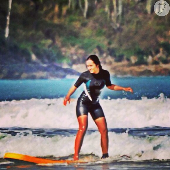 Thaíssa Carvalho surfa na praia de Geribá, em Búzios, litoral do Rio de Janeiro: 'Tentando (risos)'