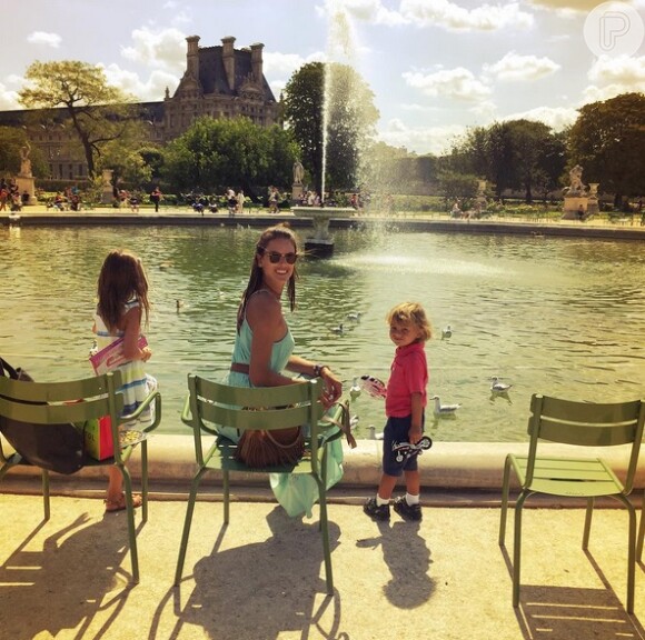 Alessandra Ambrosio posa com os filhos, Angel e Noah, nos Jardins das Tulherias, em Paris, na França, em 22 de agosto de 2015