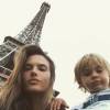 Alessandra Ambrosio posa na Torre Eiffel com o filho