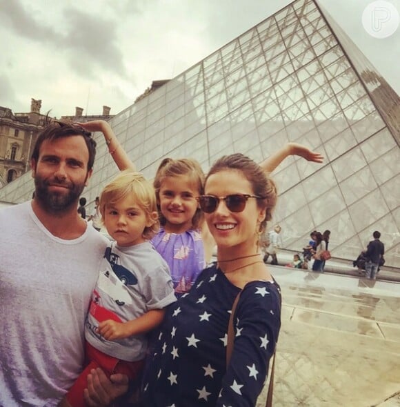 Alessandra Ambrosio aproveita a viagem com o marido, Jamie Mazur