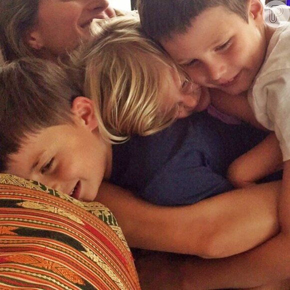 Gisele Bündchen posta foto agarrada aos filhos e ao primogênito de Tom Brady, John, que comemora seus 8 anos, neste sábado, dia 22 de agosto de 2015