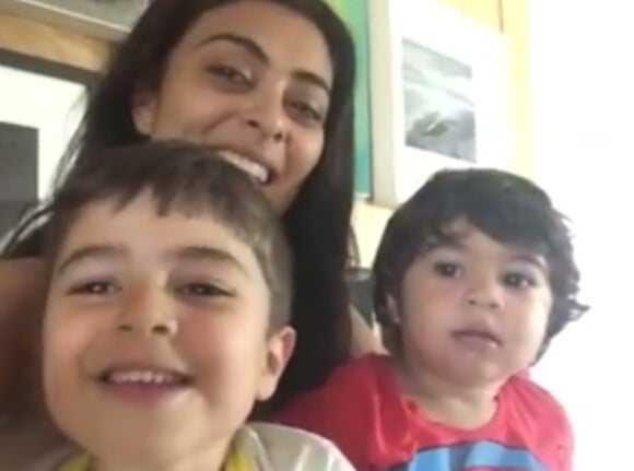 Julia Paes postou vídeo fofo ao lados dos filhos Pedro, de 4 anos, e Antonio, de 2 anos, em sua conta no Facebook, neste sábado, dia 22 de agosto de 2015