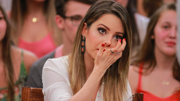 Sandy chora no 'Altas Horas' após vídeo de sua retrospectiva no programa