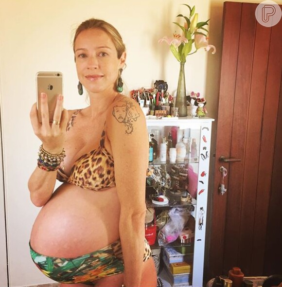 Luana Piovani exibiu a barriga de 8 meses de gravidez de gêmeos, usando biquíni de oncinha, neste domingo, dia 23 de agosto de 2015