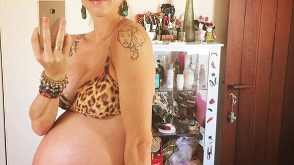 Luana Piovani exibe barriga enorme de biquíni aos 8 meses de gravidez de gêmeos