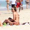 Com uma amiga, a atriz Yasmin Brunet aproveitou o dia ensolarado para ir à praia de Ipanema, Zona Sul do Rio, neste domingo, dia 23 de agosto de 2015