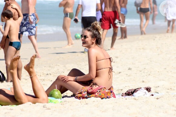 Com uma amiga, a atriz Yasmin Brunet aproveitou o dia ensolarado para ir à praia de Ipanema, Zona Sul do Rio, neste domingo, dia 23 de agosto de 2015