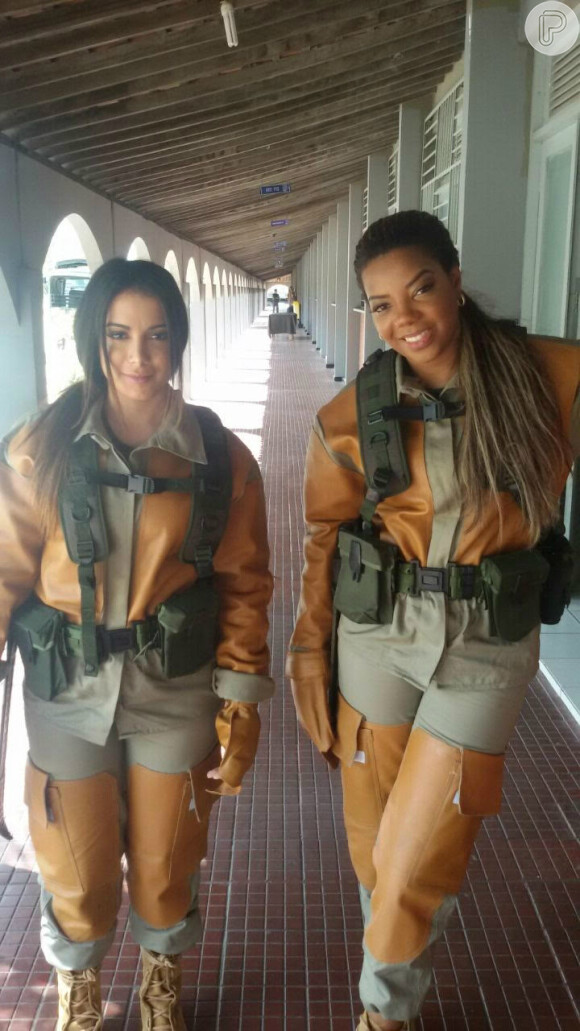 Anitta e Ludmilla participam de treinamento militar em Petrolina, em Pernambuco, no 'Domingão do Faustão', em 23 de agosto de 2015