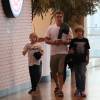 Luciano Huck levou os filhos, Benício, de 7 anos, e Joaquim, de 10 anos, no cinema do shopping Village Mall, Zona Oeste do Rio