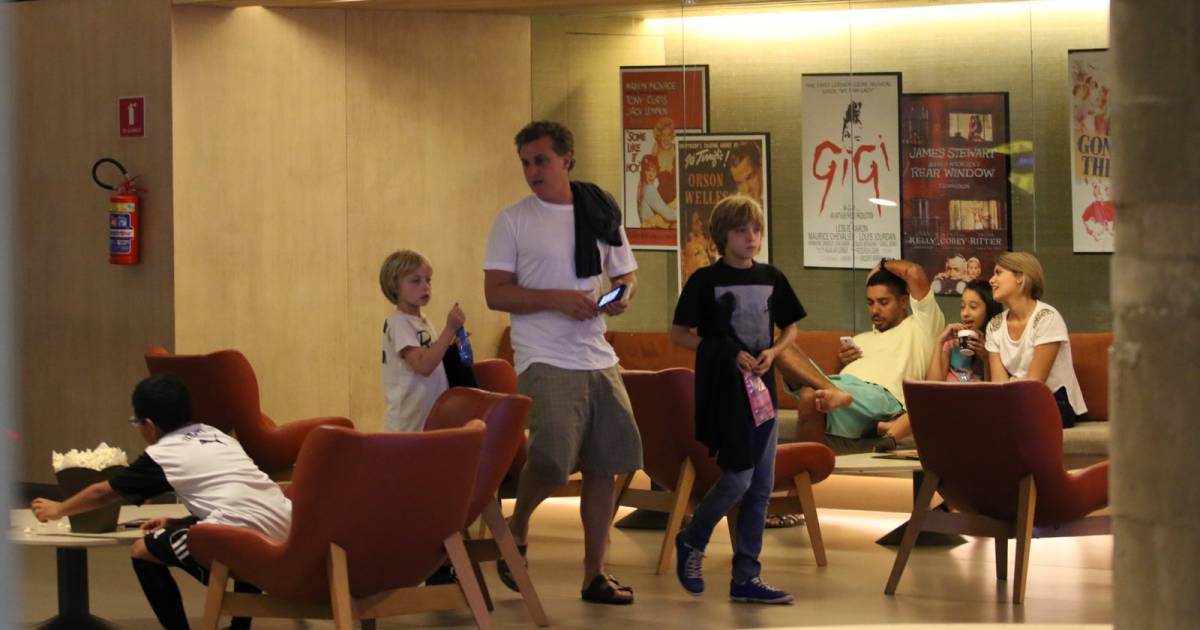 Luciano Huck Ainda Fez Hora Na Sala De Espera Do Cinema Do Shopping Village Mall Zona Oeste Do Rio Purepeople