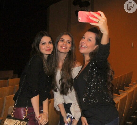 Camila Queiroz, Sthefany Brito e Fernanda Souza posaram para selfie após o espetáculo 'Meu Passado Não Me Condena', estrelado pela mulher de Thiaguinho