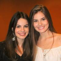 Camila Queiroz brinca ao encontrar Sthefany Brito em teatro: 'Minha irmã gêmea'