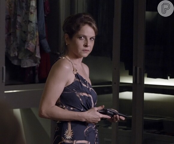 Carolina vai ensinar Angel a carregar o revólver que foi de seu pai nos próximos capítulos de 'Verdades Secretas'