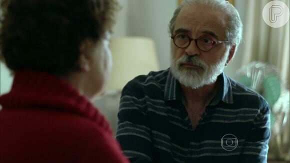 'Verdades Secretas': Hilda (Ana Lúcia Torre) conta segredo a Oswaldo (Genézio de Barros), que decide morar com a amiga