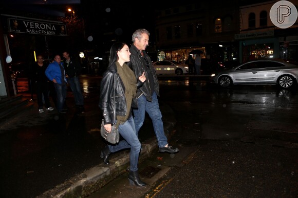 Mel Gibson teria agredido a fotógrafa Kristi Miller após esta foto, na qual aparece ao lado da namorada, Rosalind Ross, na saída do Verona Theatre, em Sydney, na Austrália, neste sábado, 22 de agosto de 2015