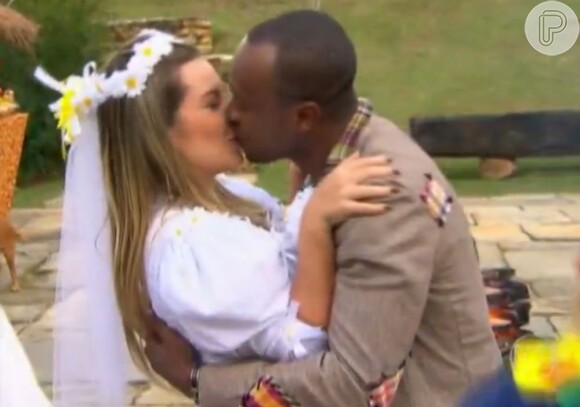 Fernanda Souza e Thiaguinho se beijam após casamento capiria no 'Esquenta', em 13 de julho de 2013