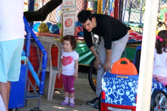Mateus Solano estava totalmente dedicado à pequena. Deixou ela escolher todos os brinquedos que queria brincar