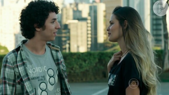 Alex (Rodrigo Lombardi) armou para Bruno (João Vitor Silva) conhecer Stephanie (Yasmin Brunet) e perder a virgindade na novela 'Verdades Secretas'
