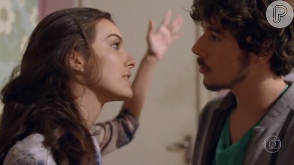 Novela 'Malhação': Luan (Vitor Novello) garante para Luciana (Marina Moschen) que não beijou outra pessoa