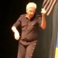 Caetano Veloso dança em show e fã brinca: 'Baixou o Clodovil'. Veja o vídeo!