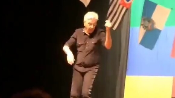 Caetano Veloso dança em show e fã brinca: 'Baixou o Clodovil'. Veja o vídeo!