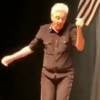 Caetano Veloso dança em show e fãs elogiam: 'Divo'