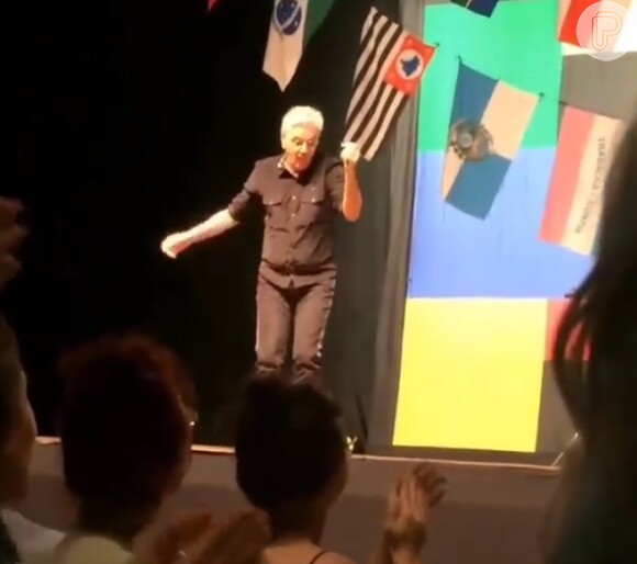 Caetano Veloso dança em show e fãs elogiam: 'Divo'