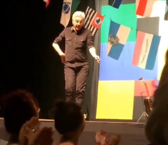 Caetano Veloso dançou durante a música 'Andar com Fé', de Gilberto Gil