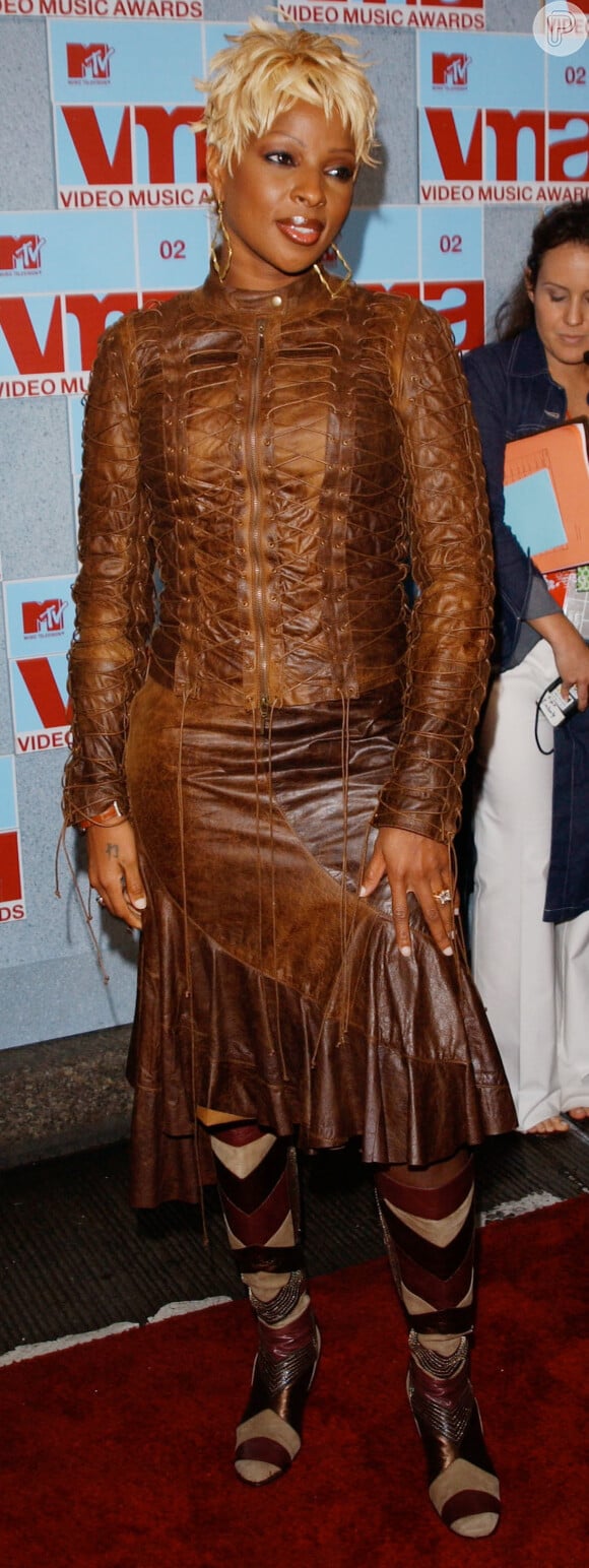 A cantora Mary J Blige foi outra que não soube escolher um bom look para o VMA 2002