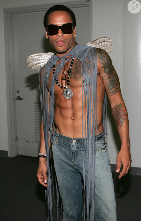 Lenny Kravitz é a prova que os homens também se vestem mal no VMA. O que teria acontecido com a blusa jeans do cantor, em 2004...