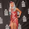 Lady Gaga marcou a história da premiação ao ir ao VMA 2010 com um vestido que imitava carne