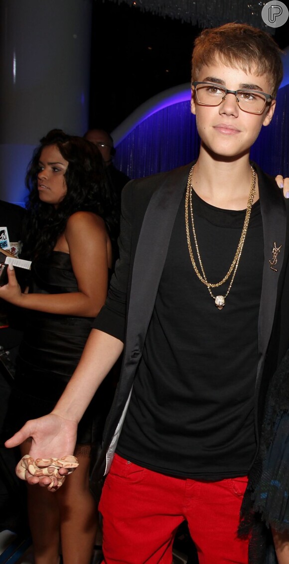 O look de Bieber no VMA 2011 não está ruim. O problema foi usar uma cobra como acessório em suas mãos!