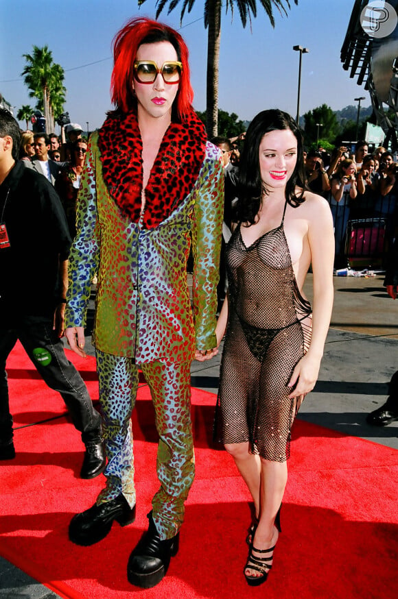 Em 1998, o roqueiro Marilyn Manson caprichou no visual espalhafatoso, mas sua namorada na época roubou a cena. Rose McGowan, da série 'Charmed', foi praticamente nua ao VMA