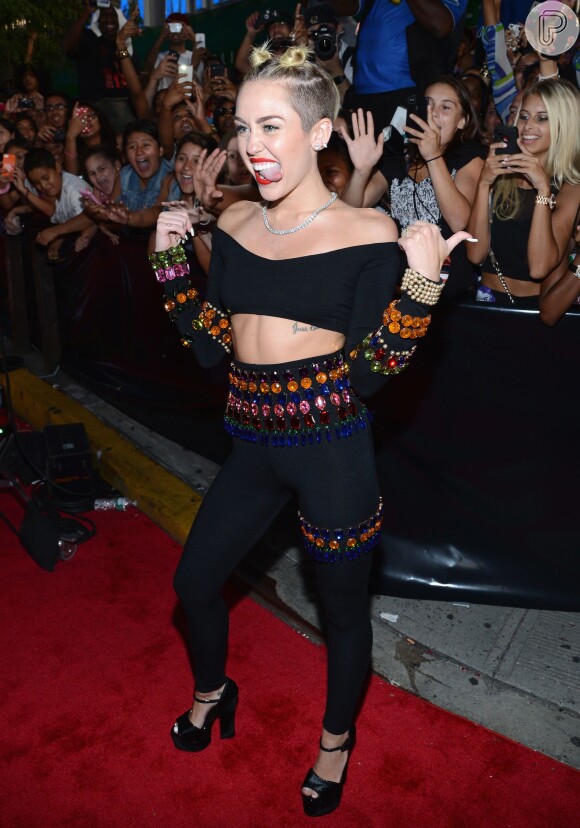 No VMA 2013, Miley Cyrus mostrou que se despediu da personagem Hannah Montana, mas derrapou no look