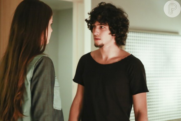 Guilherme (Gabriel Leone) promete a Angel (Camila Queiroz) que vai manter segredo sobre o motivo de ter terminado o noivado com ela, na novela 'Verdades Secretas', em 31 de agosto de 2015