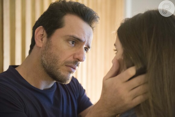 Alex (Rodrigo Lombardi) afirma para Angel (Camila Queiroz) que nunca vai se afastar dela, na novela 'Verdades Secretas'