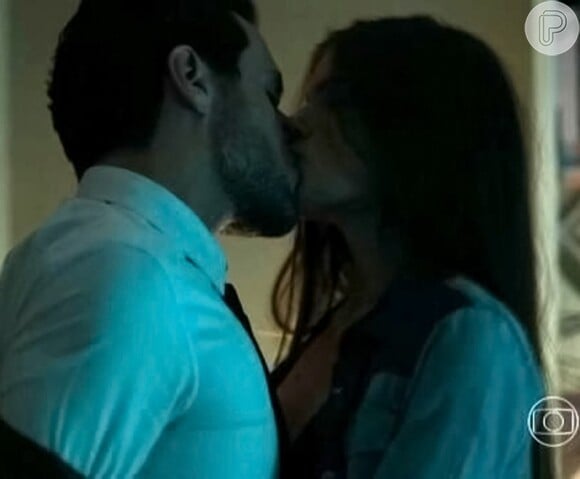 Alex(Rodrigo Lombardi) ameaça se separar de Carolina (Drica Moraes) se Angel (Camila Queiroz) não ficar com ele e ela aceita ser sua amante para poupar a mãe, na novela 'Verdades Secretas'