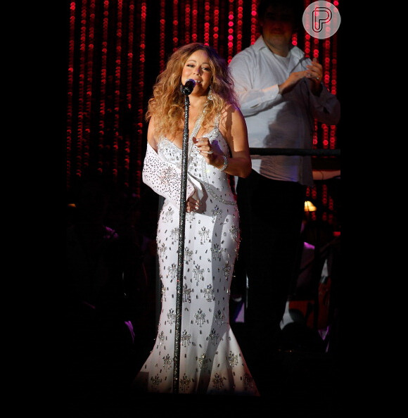 Mariah Carey não perde o estilo e usa tipoia com brilhos combinando com o traje em 13 de julho de 2013