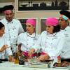 Totia e outros participantes da competição tem aula de culinária com chef