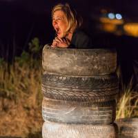 'Babilônia': Inês é torturada a mando de Beatriz com gasolina em pilha de pneus