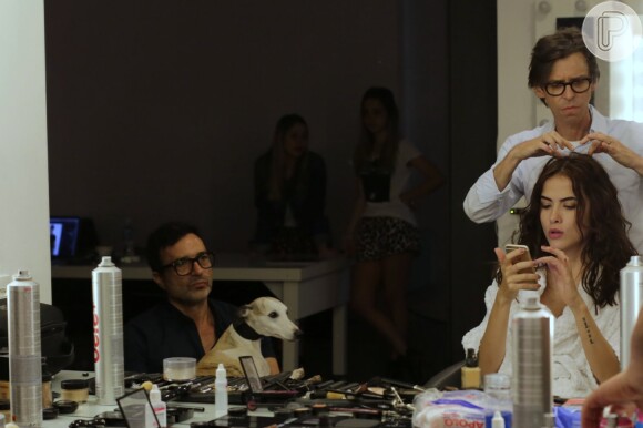 Maria Casadevall não desgrudou do celular nos intervalos da campanha da marca de cosméticos The Beauty Box